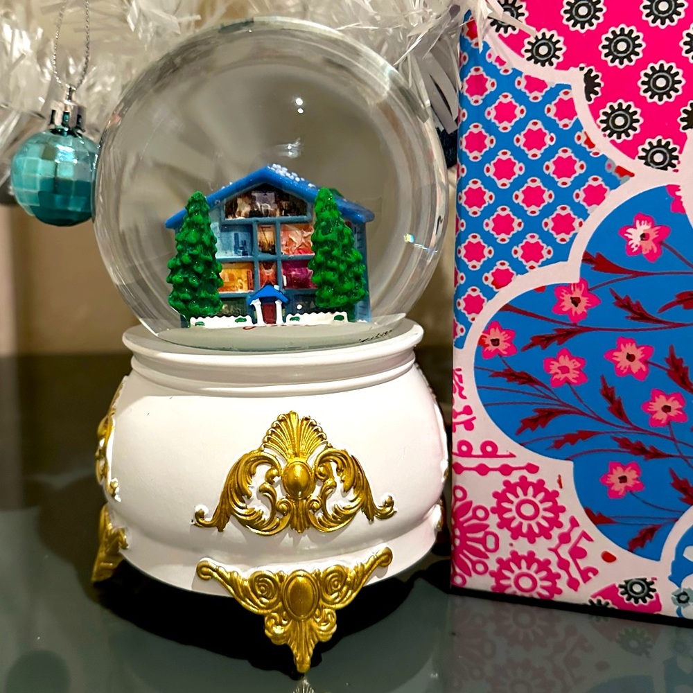 New In Box Authentic Taylor Swift Lover Snow Globe